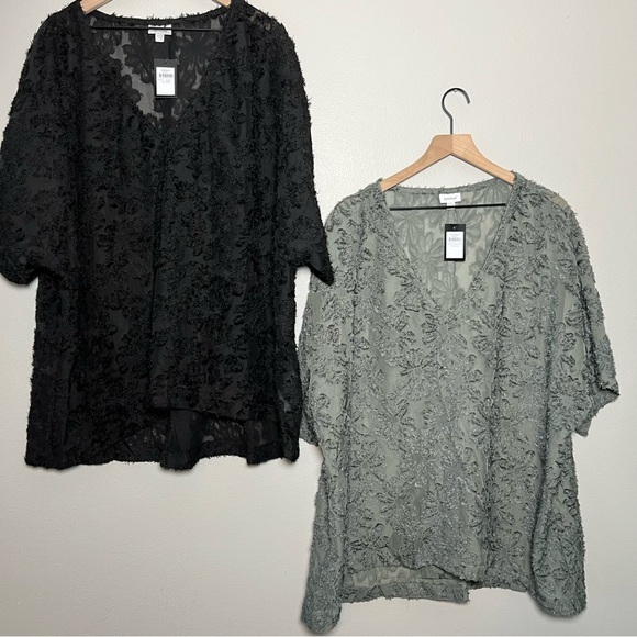 NWT Avenue Women Top 26/28 Black Gray Bunrout Textured 3D Floral V-Neck Art 4X - Picture 1 of 12